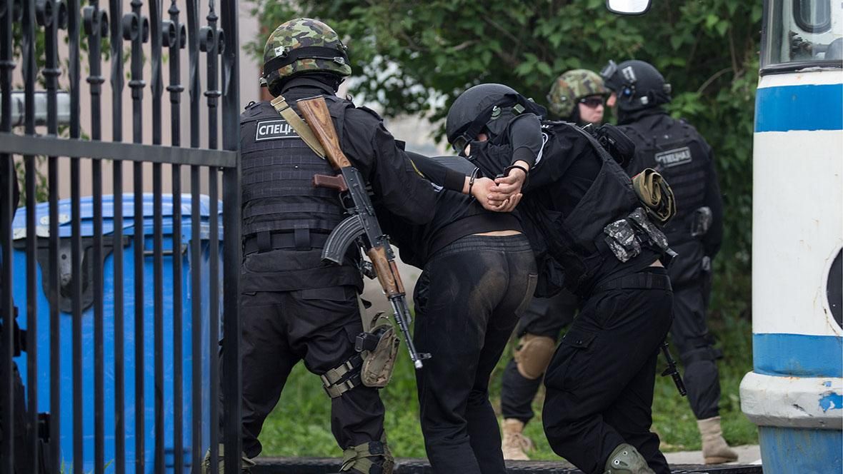 "Мовчки перевернули усю будівлю": ФСБ розпочало нову хвилю обшуків в оселях кримських татар "Мовчки перевернули усю будівлю": ФСБ розпочало нову хвилю обшуків в оселях кримських татар