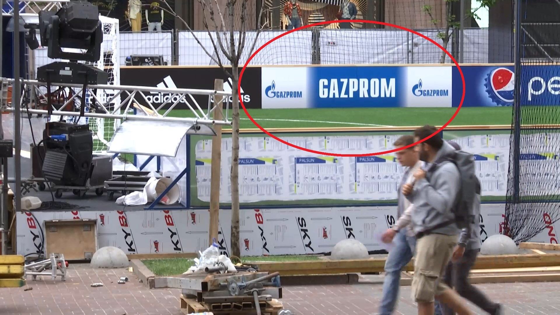 Українські фани помітили рекламу російського "Газпрому" у центрі Києва: фото