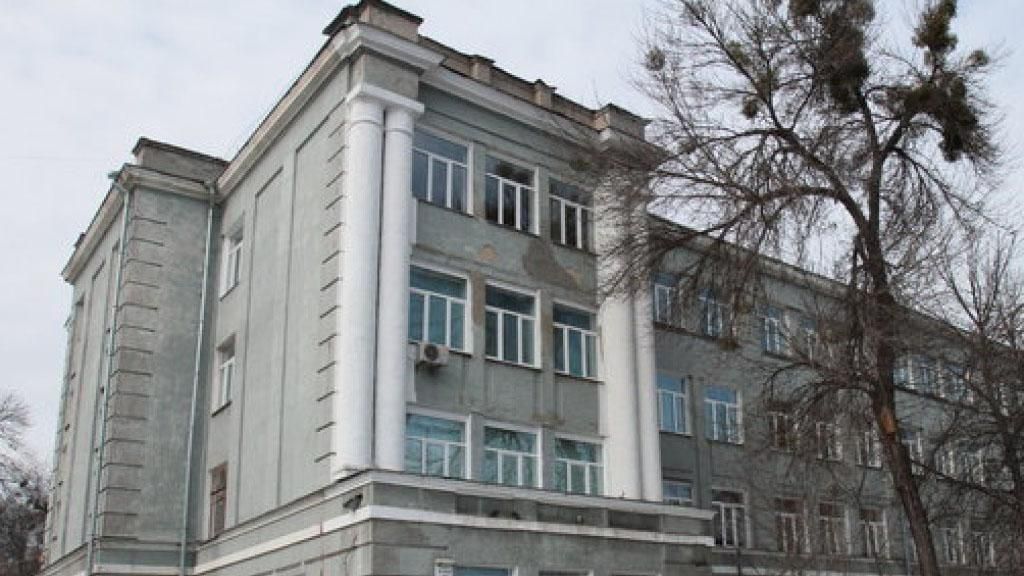 Скандал із виселенням учнів з ліцею у Києві: будівлю раптово визнали не аварійною