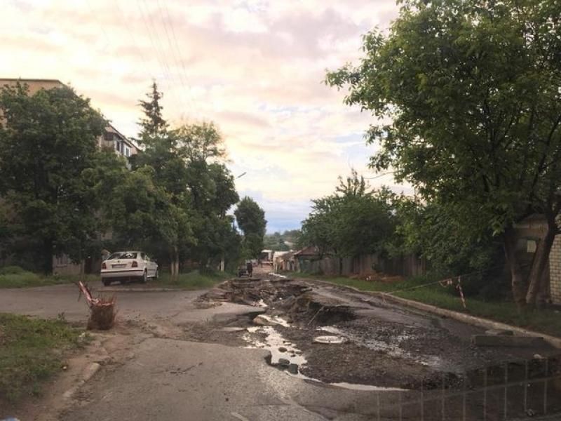 На Харьковщине сильный ливень полностью уничтожила дорогу: фото и видео с места события
