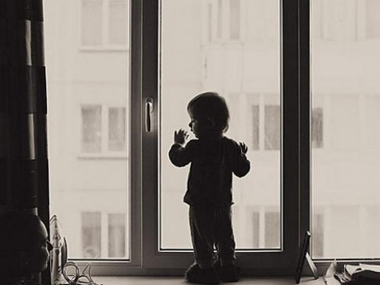 В Днепре 3-летняя девочка выпала из окна пятого этажа прямо на глазах у мамы