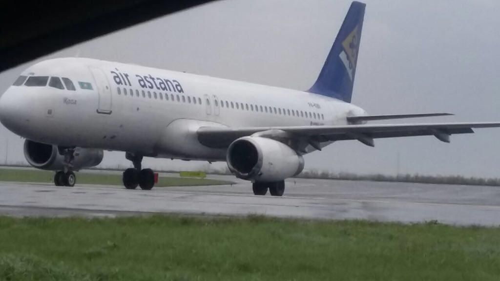 В Казахстане ветер "сдул" самолет со взлетной полосы В Казахстане ветер "сдул" самолет со взлетной полосы