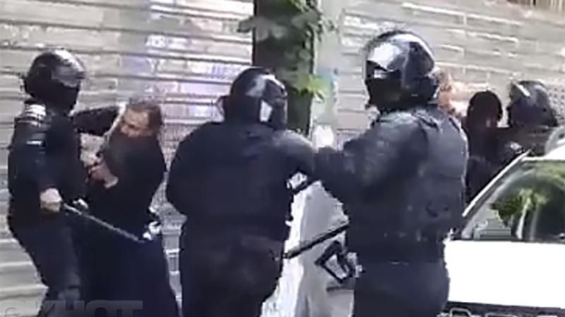 Священник подрался с полицейскими во время ЛГБТ-марша в Молдове: видео Священник подрался с полицейскими во время ЛГБТ-марша в Молдове: видео