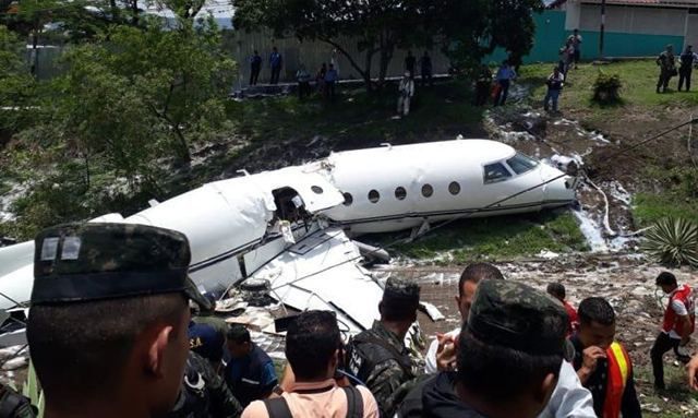У Гондурасі розбився літак: фото і відео з місця катастрофи