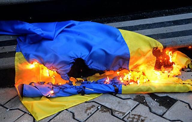 На Львівщині чоловік спалив прапори України: зловмисника затримано