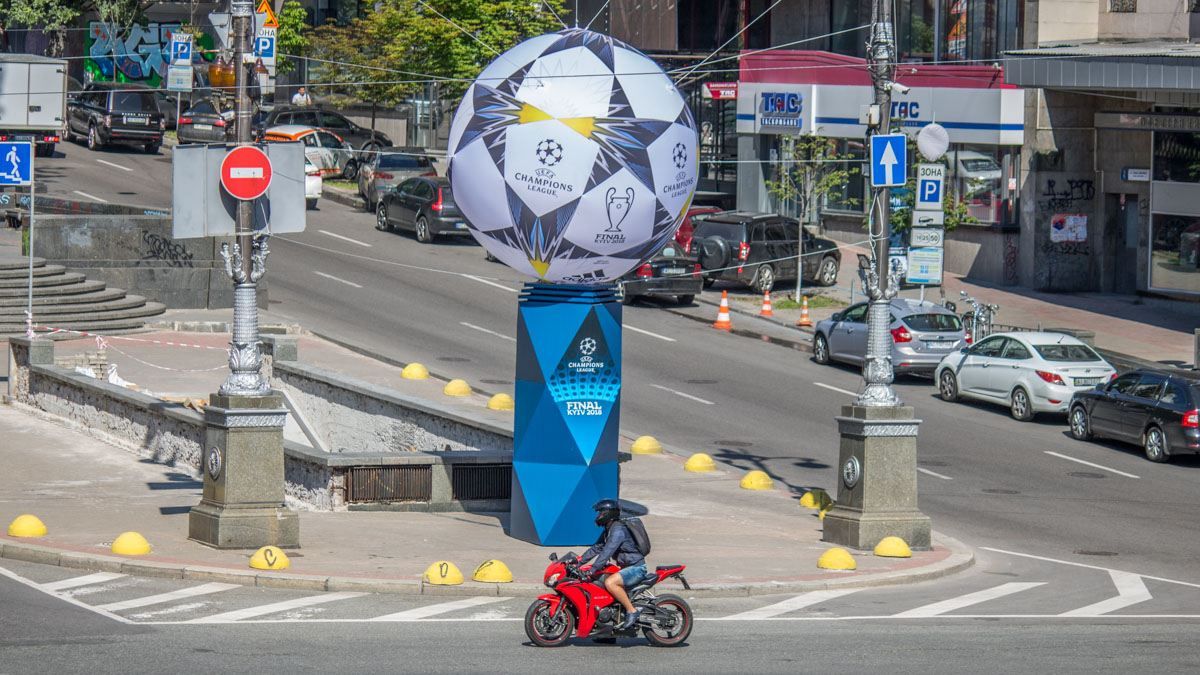 З одним із символів фіналу Ліги чемпіонів у Києві сталася прикрість: фото З одним із символів фіналу Ліги чемпіонів у Києві сталася прикрість: фото