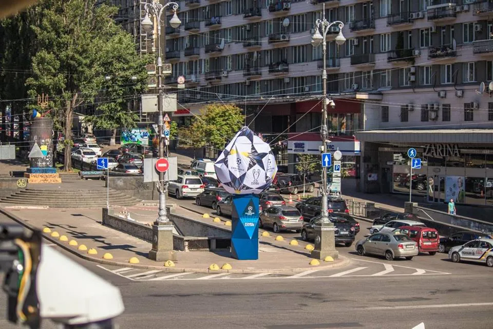 ЛЧ, Ліга чемпіонів, фінал, Київ, футбол, курйоз, м'яч ЛЧ, Ліга чемпіонів, фінал, Київ, футбол, курйоз, м'яч