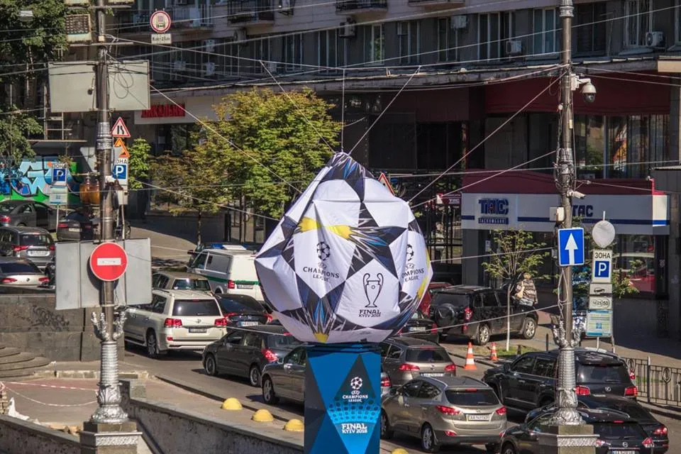 ЛЧ, Ліга чемпіонів, фінал, Київ, футбол, курйоз, м'яч ЛЧ, Ліга чемпіонів, фінал, Київ, футбол, курйоз, м'яч