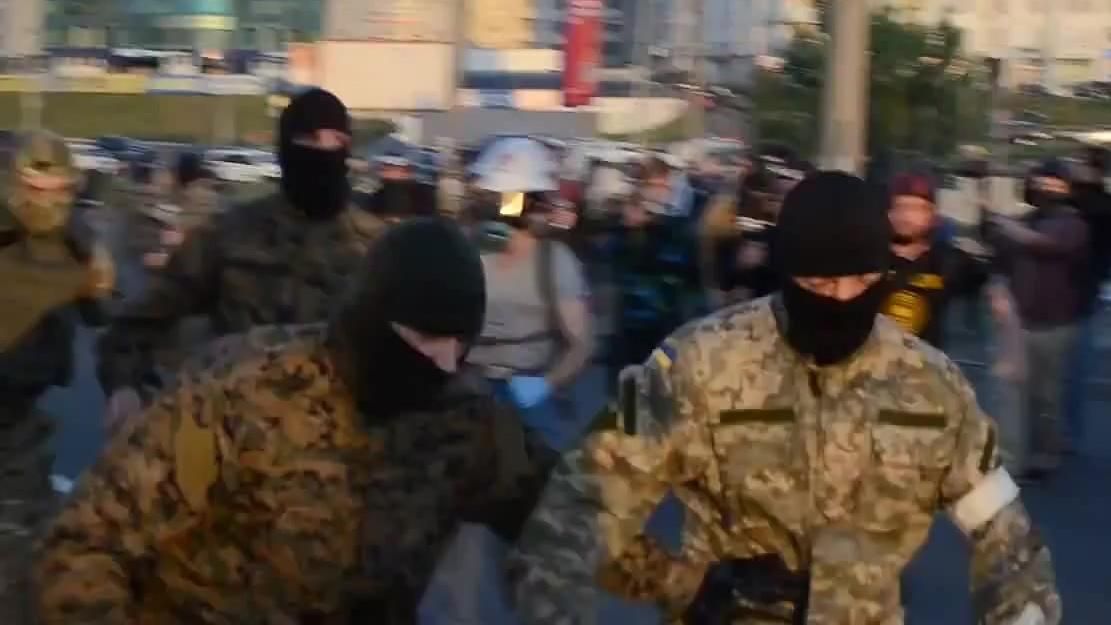 Молодики у камуфляжі та зі зброєю намагалися захопити держпідприємство на Житомирщині Молодики у камуфляжі та зі зброєю намагалися захопити держпідприємство на Житомирщині