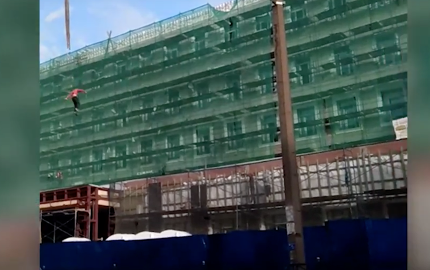 У Росії через свою недолугість з крану впав будівельник: шокуюче відео У Росії через свою недолугість з крану впав будівельник: шокуюче відео