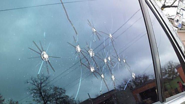 В Запорожье неизвестные обстреляли автомобиль: есть пострадавшие