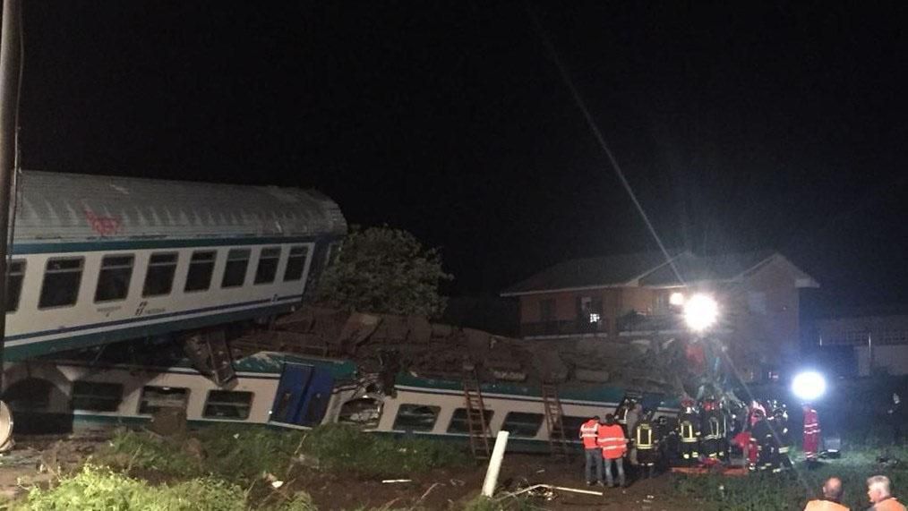В Италии поезд протаранил грузовик, есть погибшие и много раненых: жуткие фото и видео
