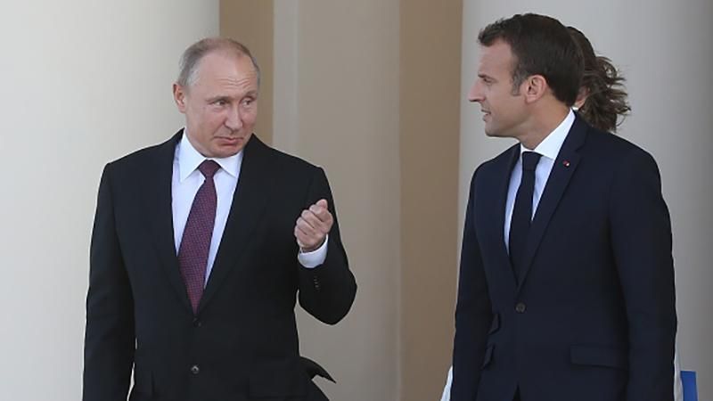 Путін зустрівся з Макроном у Петербурзі: красномовні фото Путін зустрівся з Макроном у Петербурзі: красномовні фото