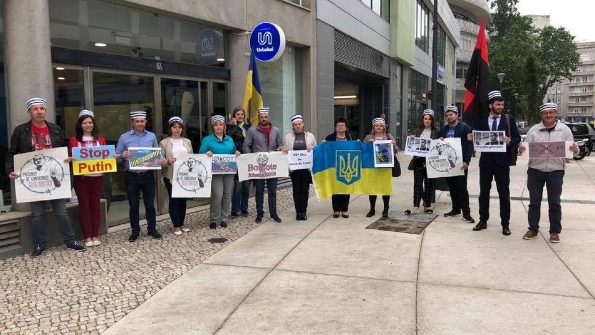 Українська громада в Португалії влаштувала акцію на підтримку Сенцова