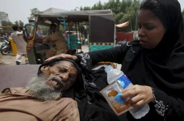 Постраждалі через спеку в Пакистані
