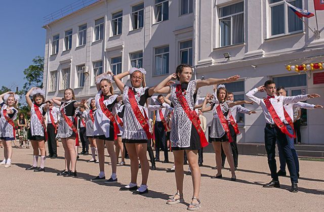 Сплошная советчина: появились фото со школьного выпускного в Крыму