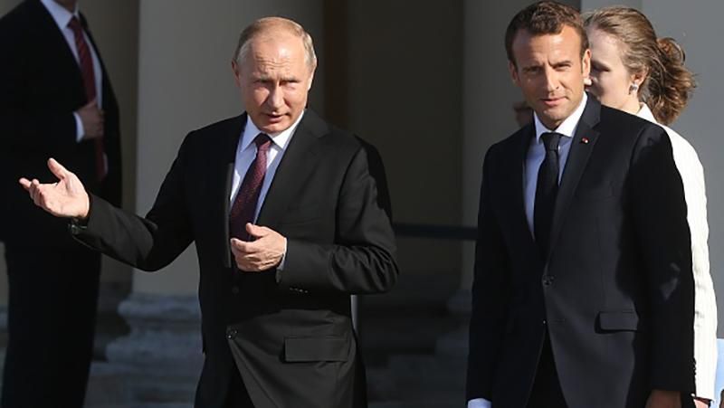 "Плаваючий" зріст Путіна: у мережі помітили дивну особливість президента РФ "Плаваючий" зріст Путіна: у мережі помітили дивну особливість президента РФ