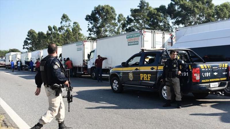 Протест водителей в Бразилии останавливают с помощью военных Протест водителей в Бразилии останавливают с помощью военных