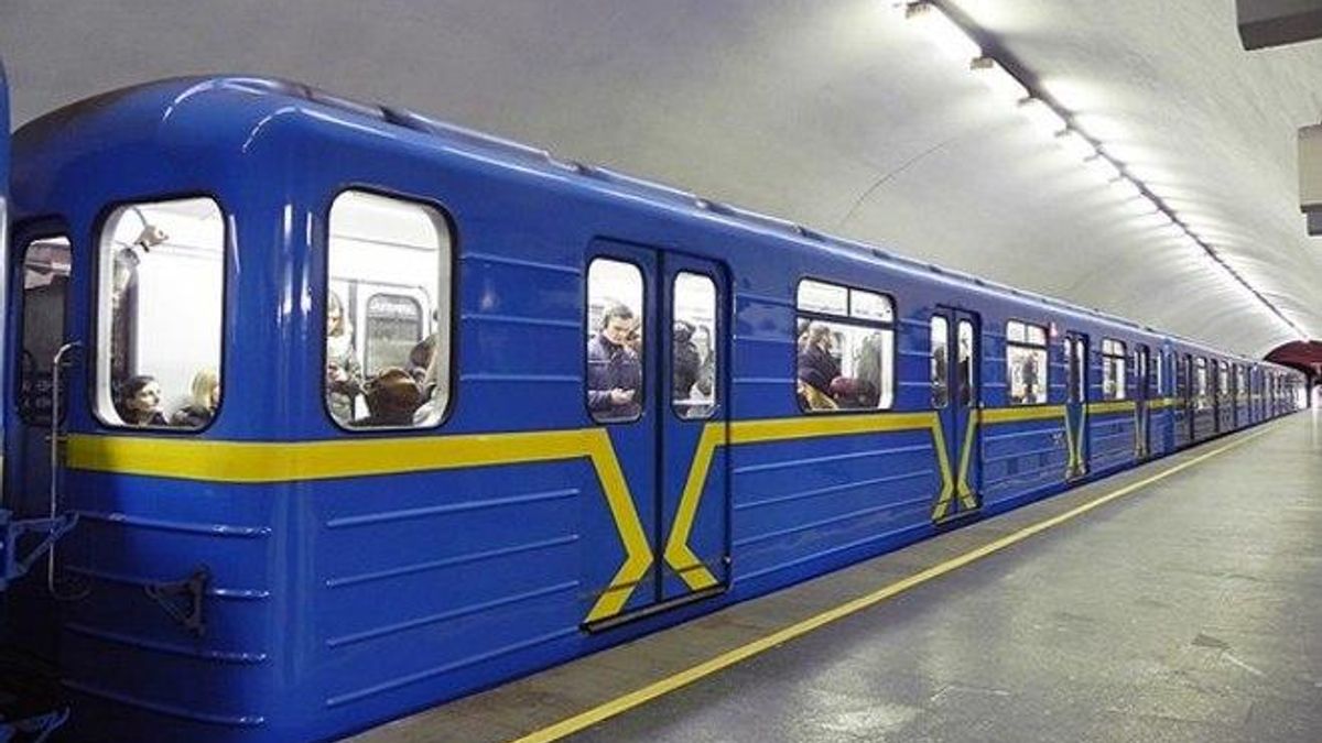В Киеве закрыли пять станций метро из-за звонка о заминировании В Киеве закрыли пять станций метро из-за звонка о заминировании