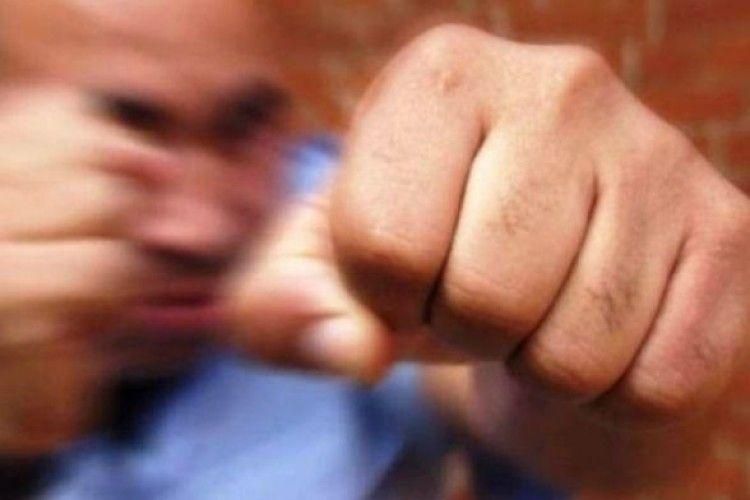 У Києві іноземні торговці побили пенсіонера: у мережі здійнявся скандал У Києві іноземні торговці побили пенсіонера: у мережі здійнявся скандал