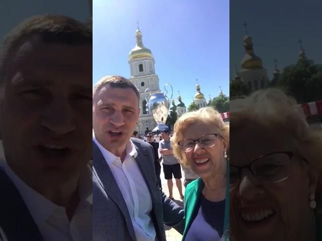 Кличко разом із очільницею Мадрида записав кумедне відеозвернення до мера Ліверпуля: відео Кличко разом із очільницею Мадрида записав кумедне відеозвернення до мера Ліверпуля: відео