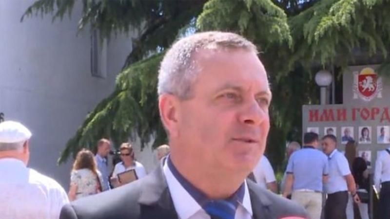 Украинцы Венгрии требуют у своего депутата сложить мандат за поездку в Крым Украинцы Венгрии требуют у своего депутата сложить мандат за поездку в Крым