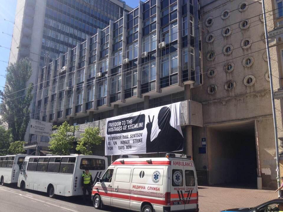 В КГГА баннер в поддержку Сенцова назвали "политической рекламой" и заставили снять