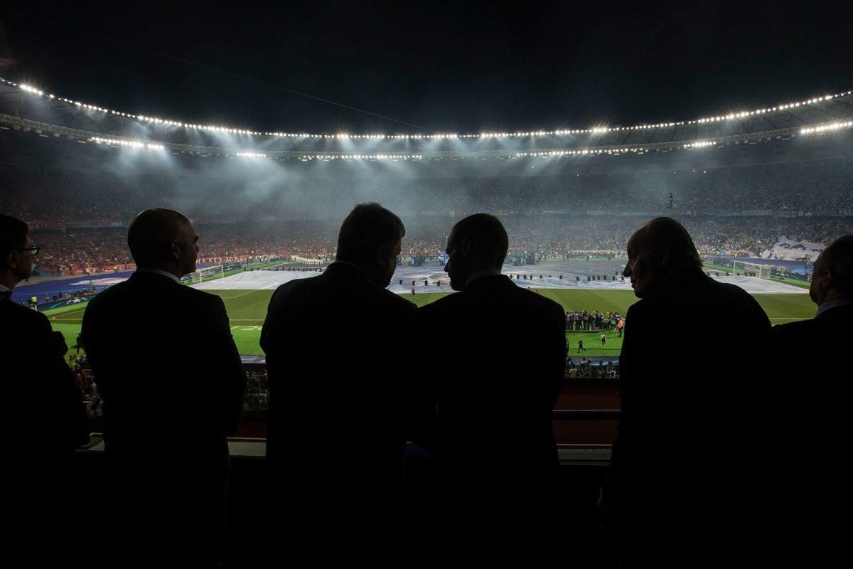 Фінал Ліги Чемпіонів у Києві: Порошенко показав, з ким пішов на футбол Фінал Ліги Чемпіонів у Києві: Порошенко показав, з ким пішов на футбол