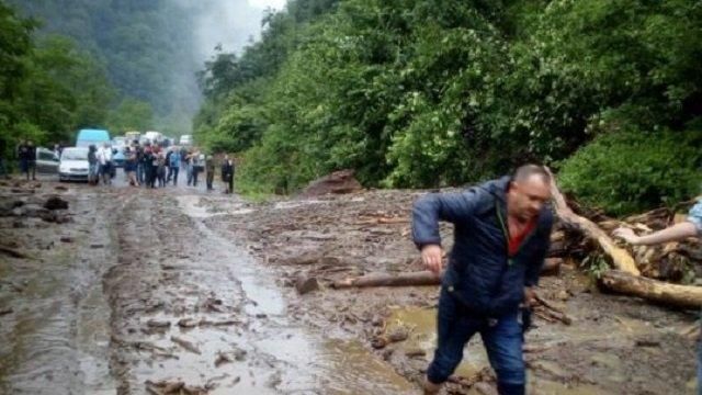 Масштабний зсув ґрунту на Закарпатті заблокував дорогу національного значення: фото