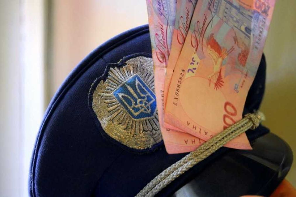 Во Львове полицейские за взятку обещали переквалифицировать статью за убийство на менее тяжкую Во Львове полицейские за взятку обещали переквалифицировать статью за убийство на менее тяжкую