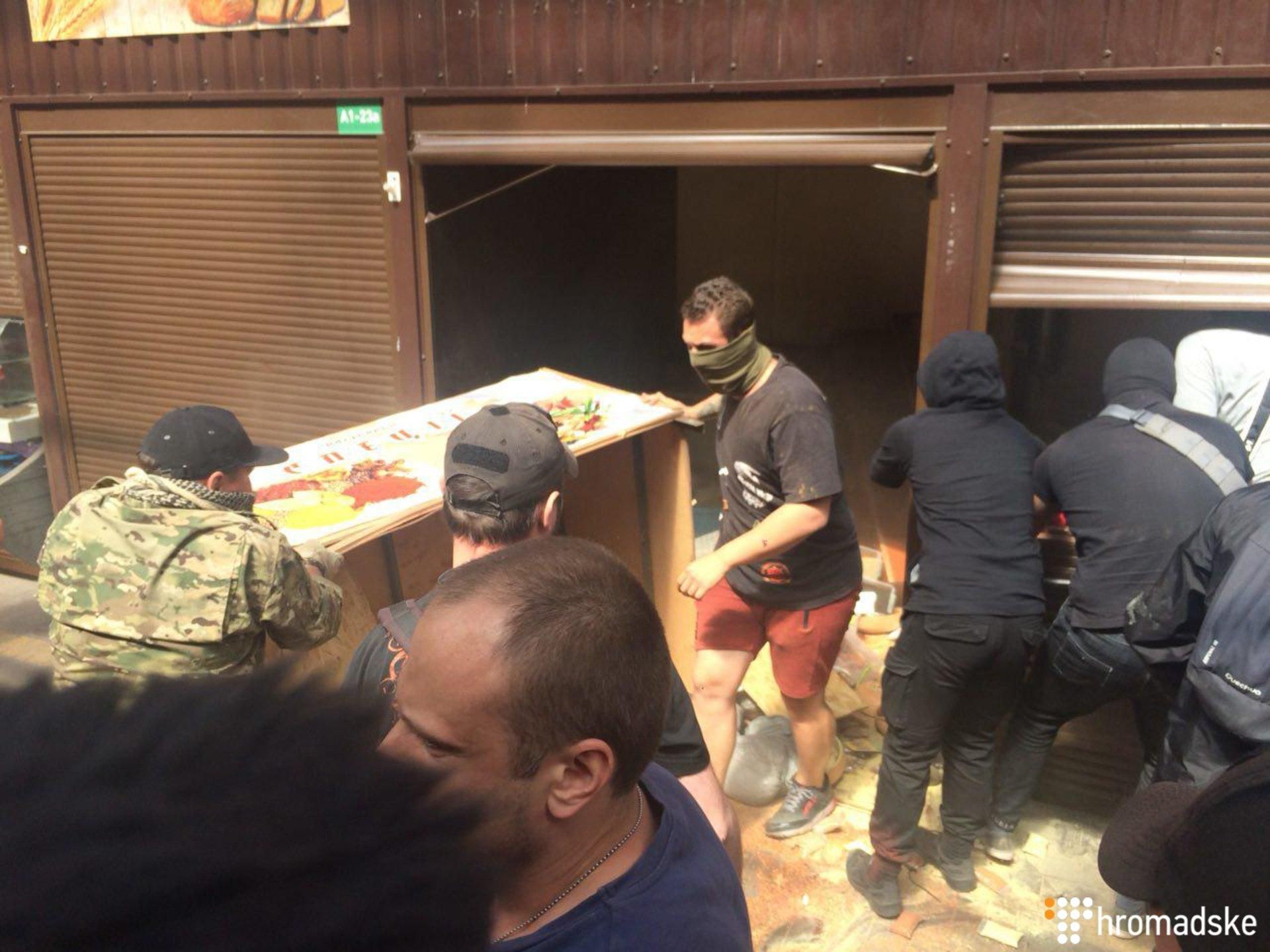 У Києві активісти С14 трощать кіоски на ринку, де побили пенсіонера: фото і відео