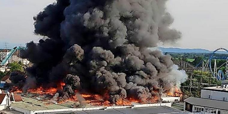 У Німеччині горів найбільший парк розваг: 25 тисяч людей евакуювали У Німеччині горів найбільший парк розваг: 25 тисяч людей евакуювали