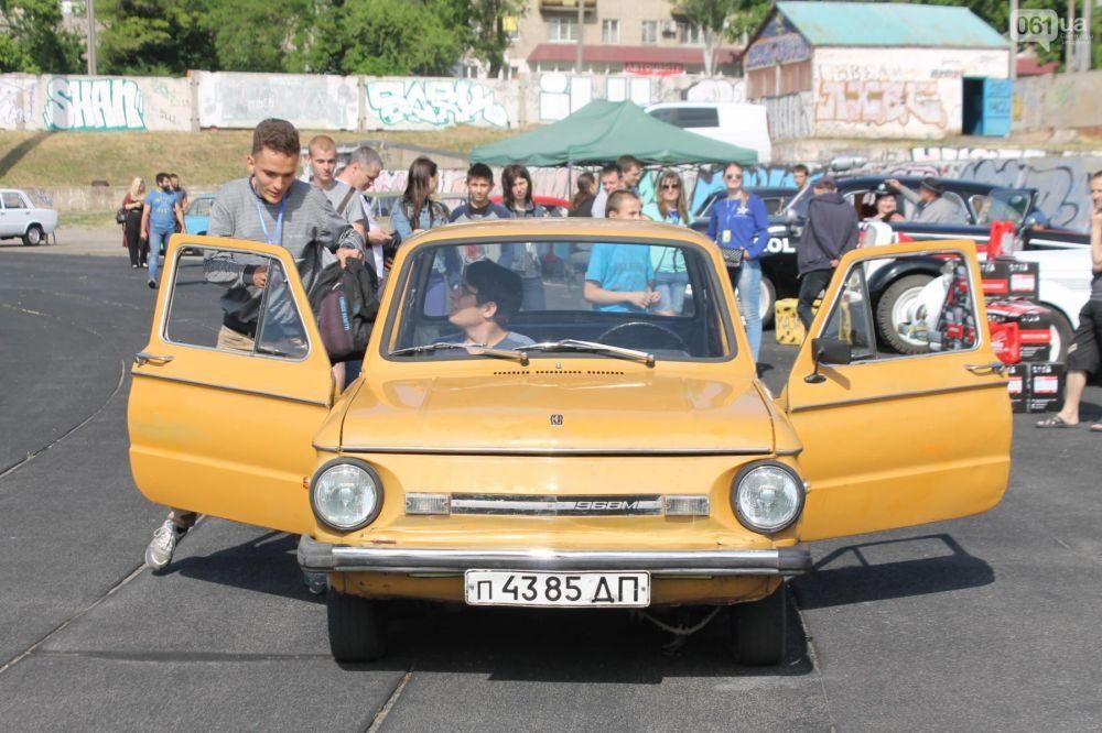 В Украине установили новый рекорд по пассажировместимости "Запорожца": видео