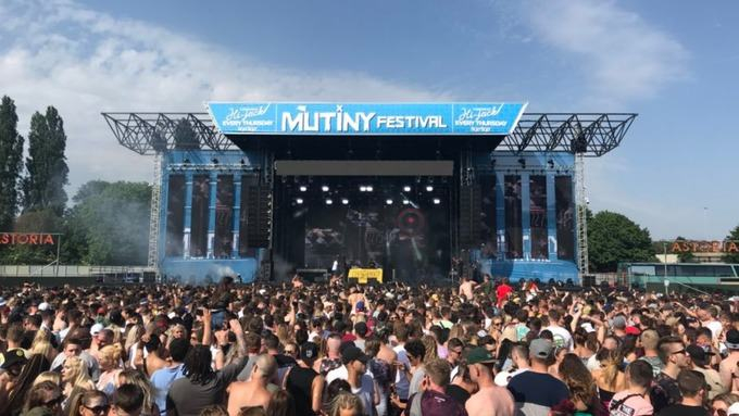 На музыкальном фестивале в Великобритании погибли 2 человека, еще один – в критическом состоянии