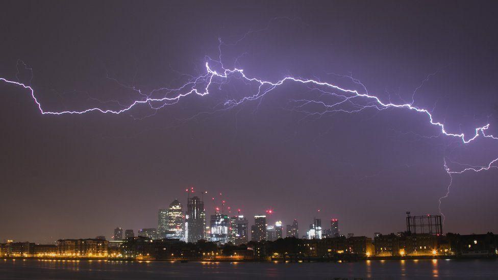 Понад 15 тисяч блискавок за 4 години: Британія потерпає від дощів з грозами Понад 15 тисяч блискавок за 4 години: Британія потерпає від дощів з грозами