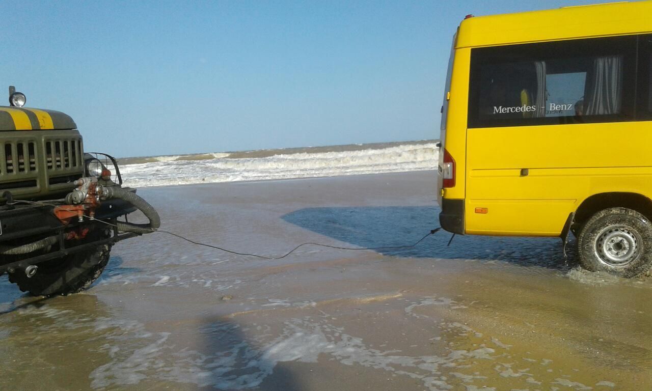 На Запоріжжі десяток автомобілів потрапили у водну пастку