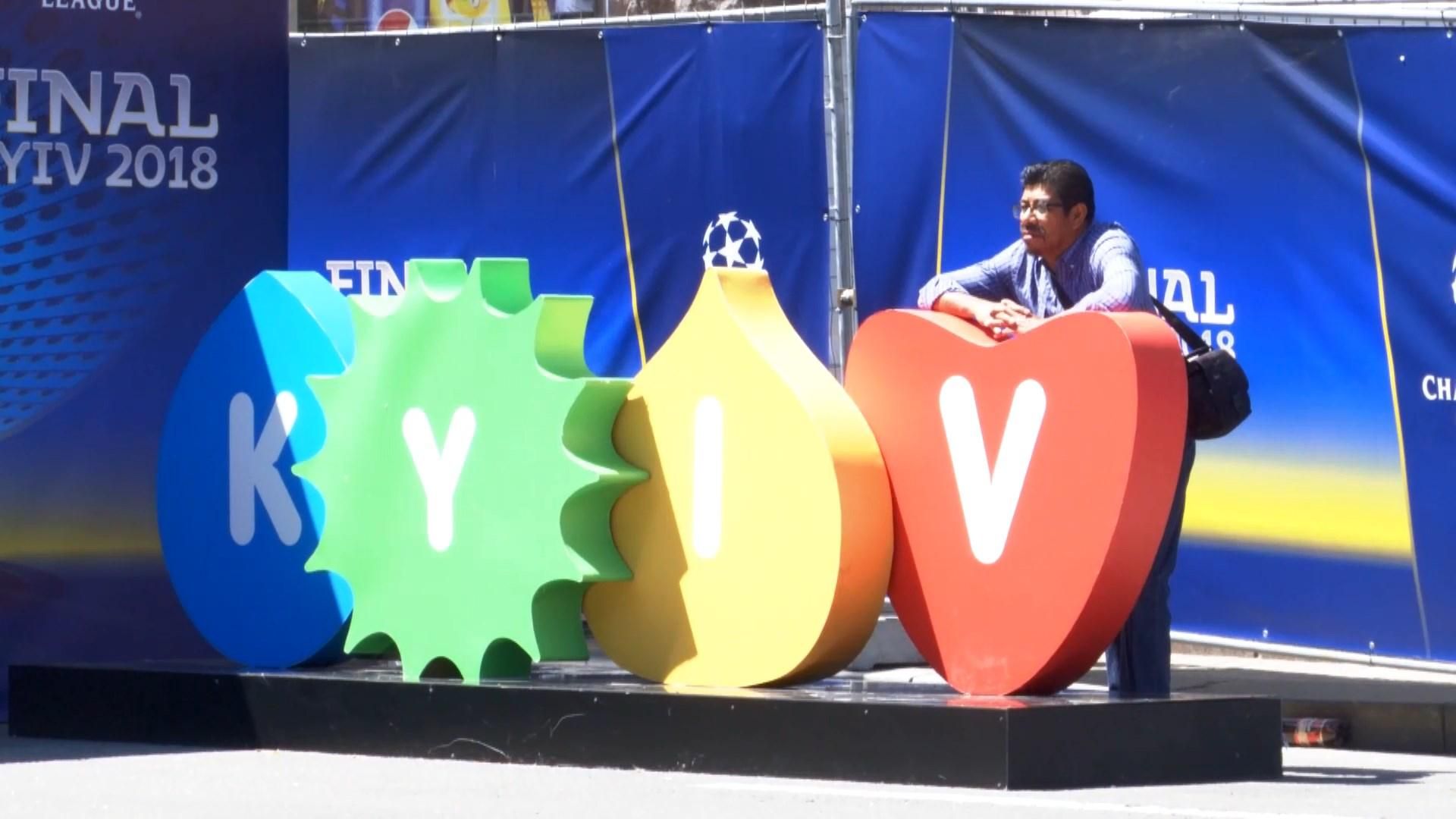 Футбольні фани заспівали "Happy birthday" українській столиці: відео Футбольні фани заспівали "Happy birthday" українській столиці: відео