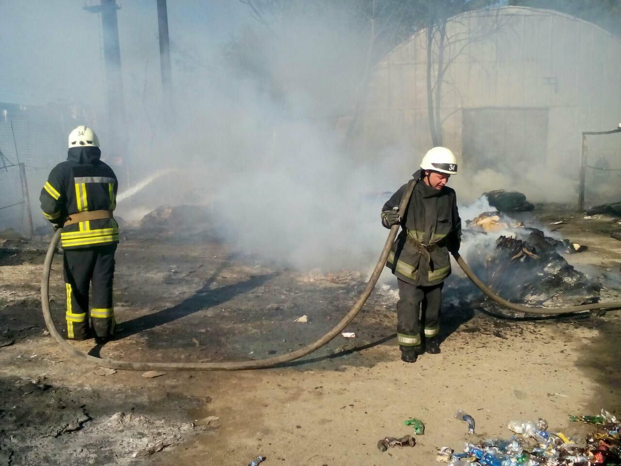 Пожежа на складі із вторсировиною під Києвом: деталі та фото від рятувальників