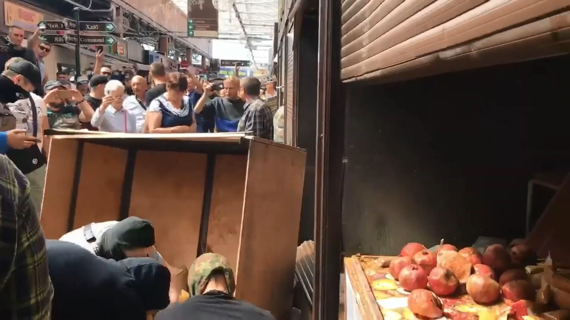 "Неравнодушные, показали зубы!", – дети пострадавшего поблагодарили активистов за погром киосков "Неравнодушные, показали зубы!", – дети пострадавшего поблагодарили активистов за погром киосков