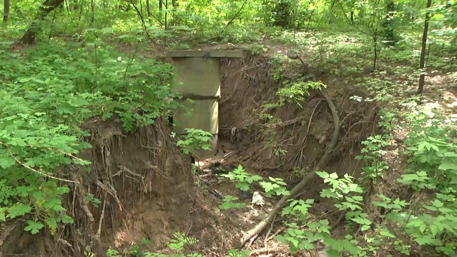 Аварійні каналізації: названо небезпечні райони Києва, де можна провалитись під землю