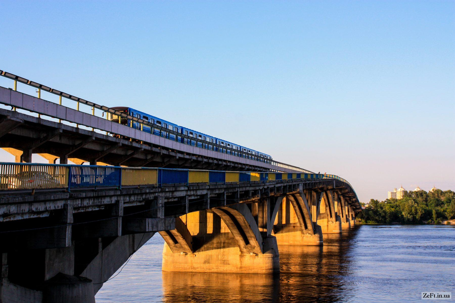 В Киеве подростки катались на крыше поезда метро: в соцсети опубликовали видео