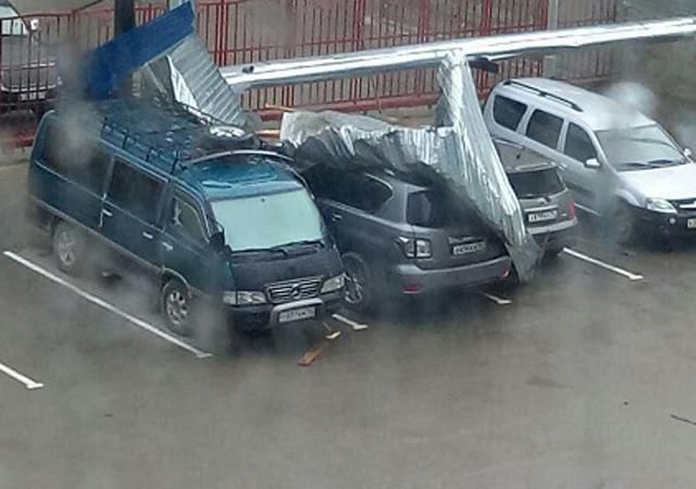 Російське місто атакувала сильна буря: опубліковані фото і відео нищівної стихії Російське місто атакувала сильна буря: опубліковані фото і відео нищівної стихії