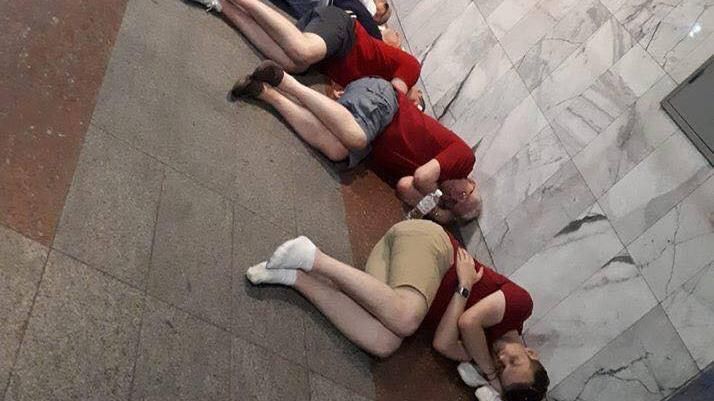 Все из-за высоких цен: сеть шокировало фото фанов "Ливерпуля" на киевском вокзале
