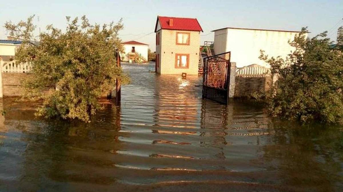 Через шторм в Азовському морі, відомий курорт досі підтоплений Через шторм в Азовському морі, відомий курорт досі підтоплений