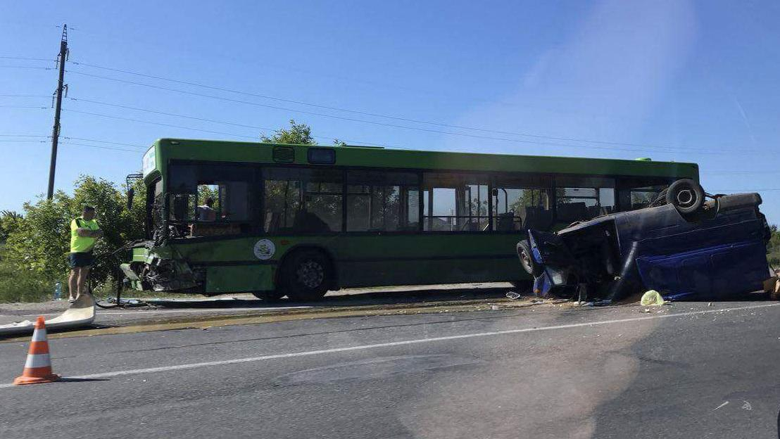 Смертельне зіткнення автобуса та легковика сталося на Харківщині Смертельне зіткнення автобуса та легковика сталося на Харківщині