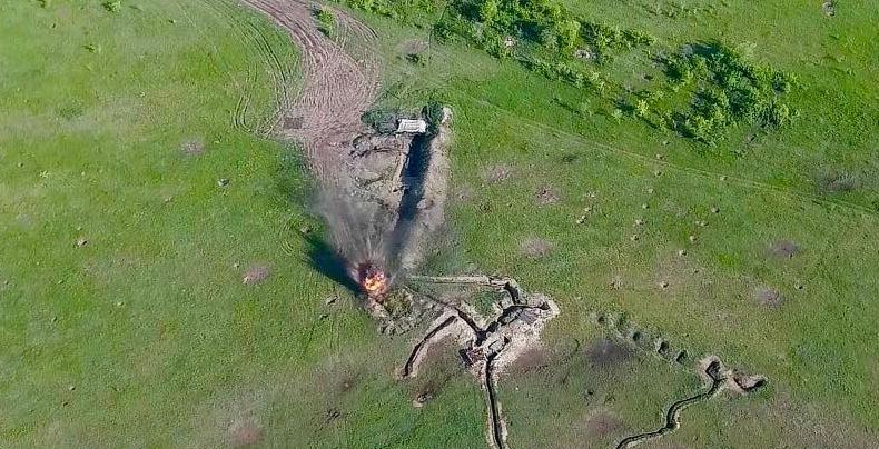 Українські бійці знищили ворожу техніку на Донбасі: промовисті фото