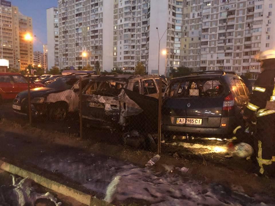 У Києві вночі спалили авто помічника Мосійчука: нардеп показав фото