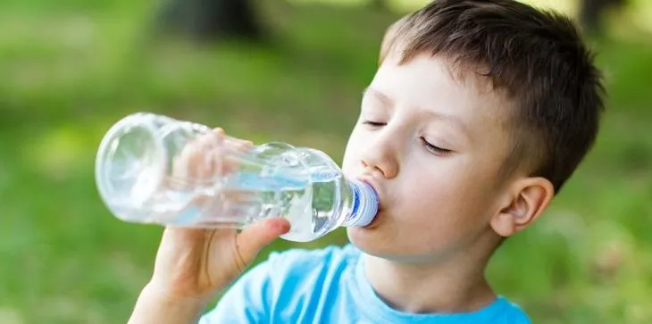 Слідкуйте, щоб дитина пила достатньо води