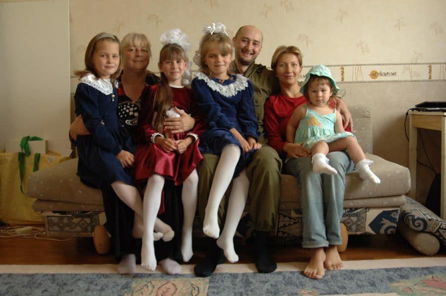 У вбитого Аркадія Бабченка було шість прийомних дітей: фото 