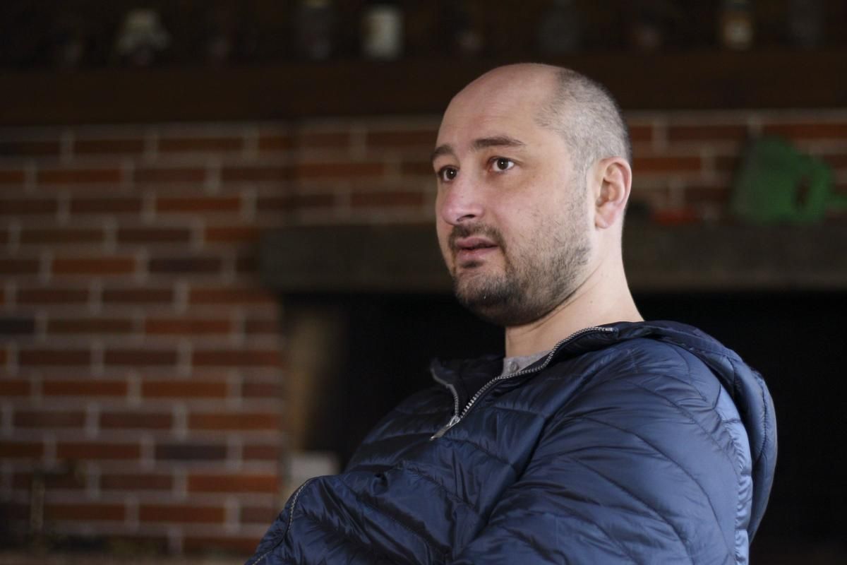 Сусіди Аркадія Бабченка розповіли, що чули та бачили у вечір, коли вбили журналіста: відео